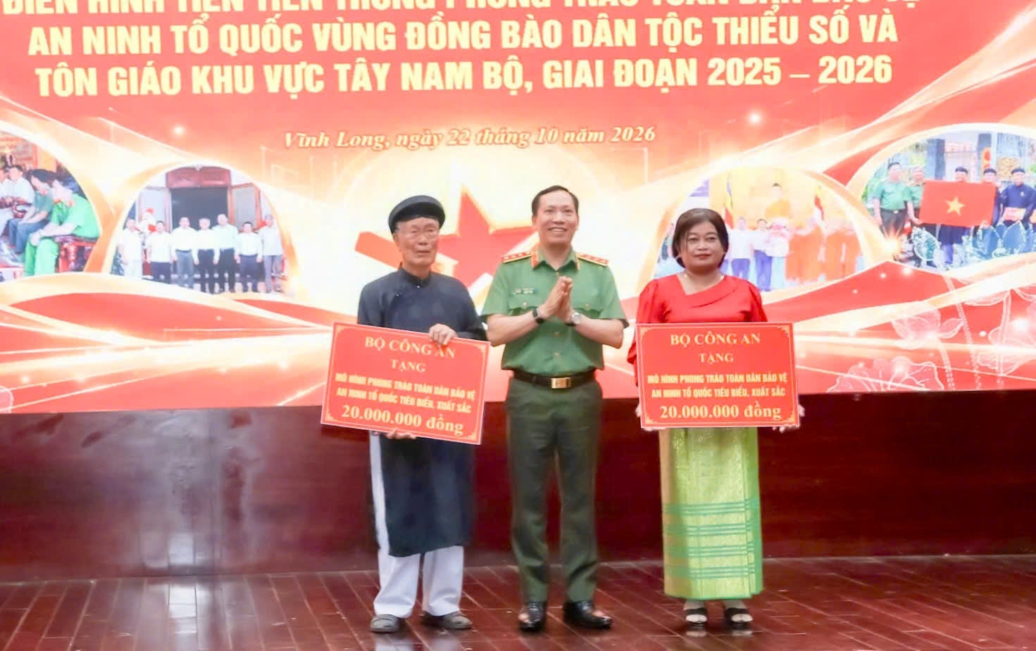 Hai mô hình tiêu biểu nhận quà của Bộ Công an tại Hội nghị