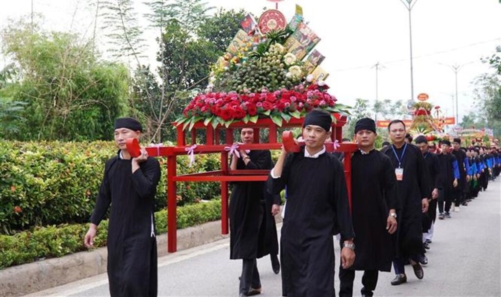 Một trong những hoạt động nổi bật của Lễ hội Cơm mới đền Đông Cuông năm nay là nghi thức rước sản vật nông nghiệp của các thôn