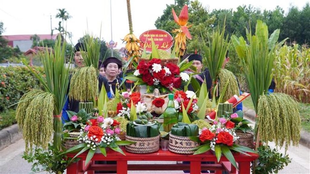 Những mâm lễ với sản vật từ đồng ruộng, nương rẫy được người dân chuẩn bị thành kính dâng Mẫu