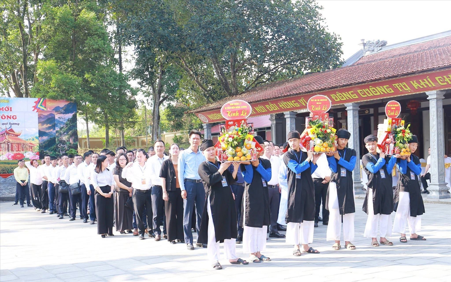 Các đoàn đại biểu dâng lễ tại đền Đông Cuông