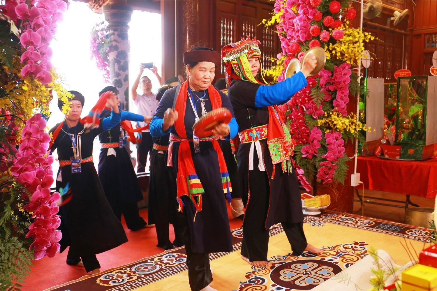 Múa then tại đền Đông Cuông