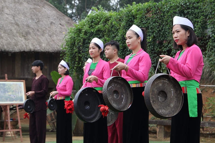 A performance of Muong gongs - one of the activities during the festive portion of the Mo Muong ritual