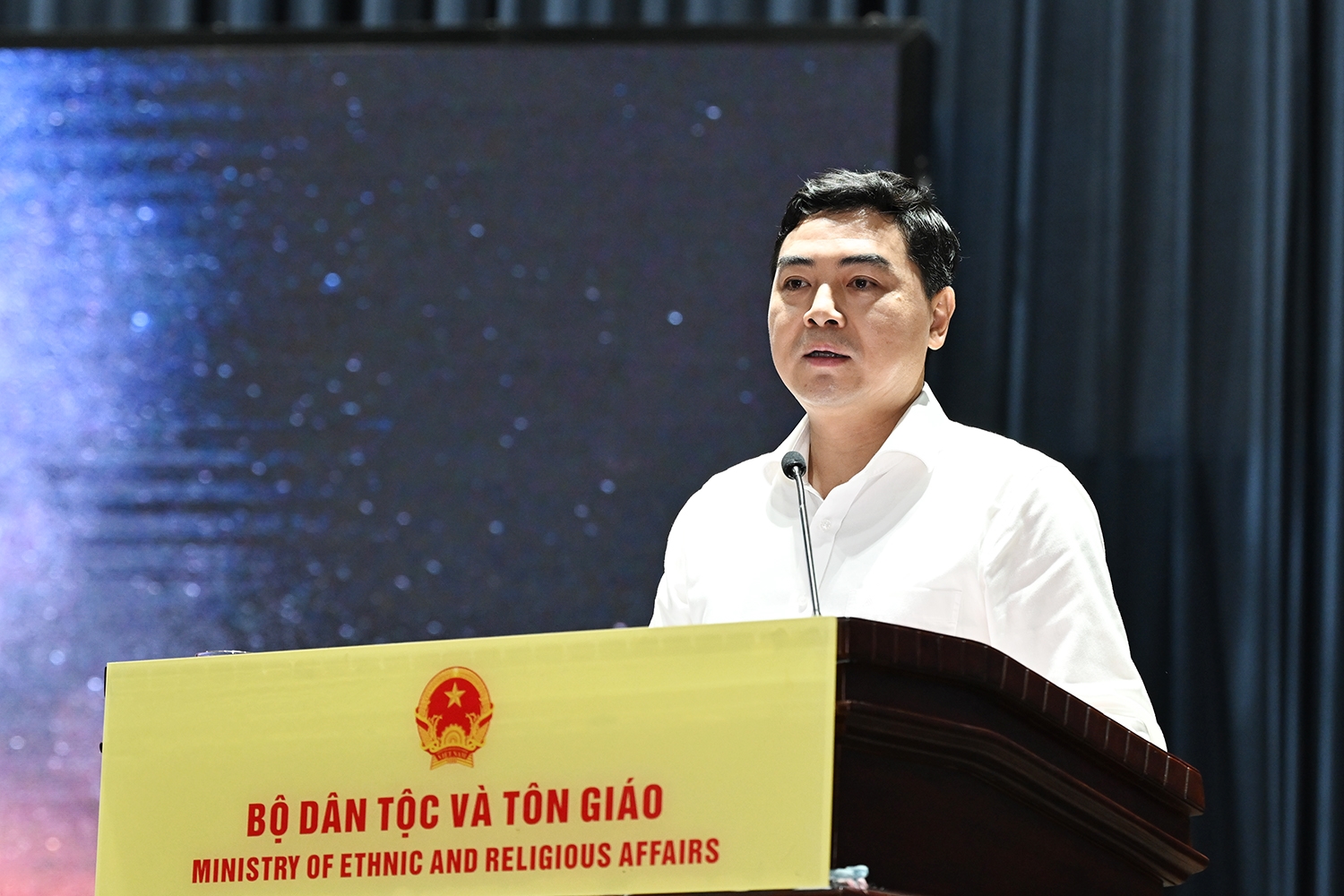Ủy viên Ban Chấp hành Trung ương Đảng, Phó Bí thư Thường trực Đảng ủy, Thứ trưởng Bộ Dân tộc và Tôn giáo, Thứ trưởng Nguyễn Hoài Anh truyền đạt nội dung chính các Nghị quyết, Quy định, Kết luận của Hội nghị lần thứ tư Ban Chấp hành Trung ương Đảng khóa XIV tại Hội nghị.