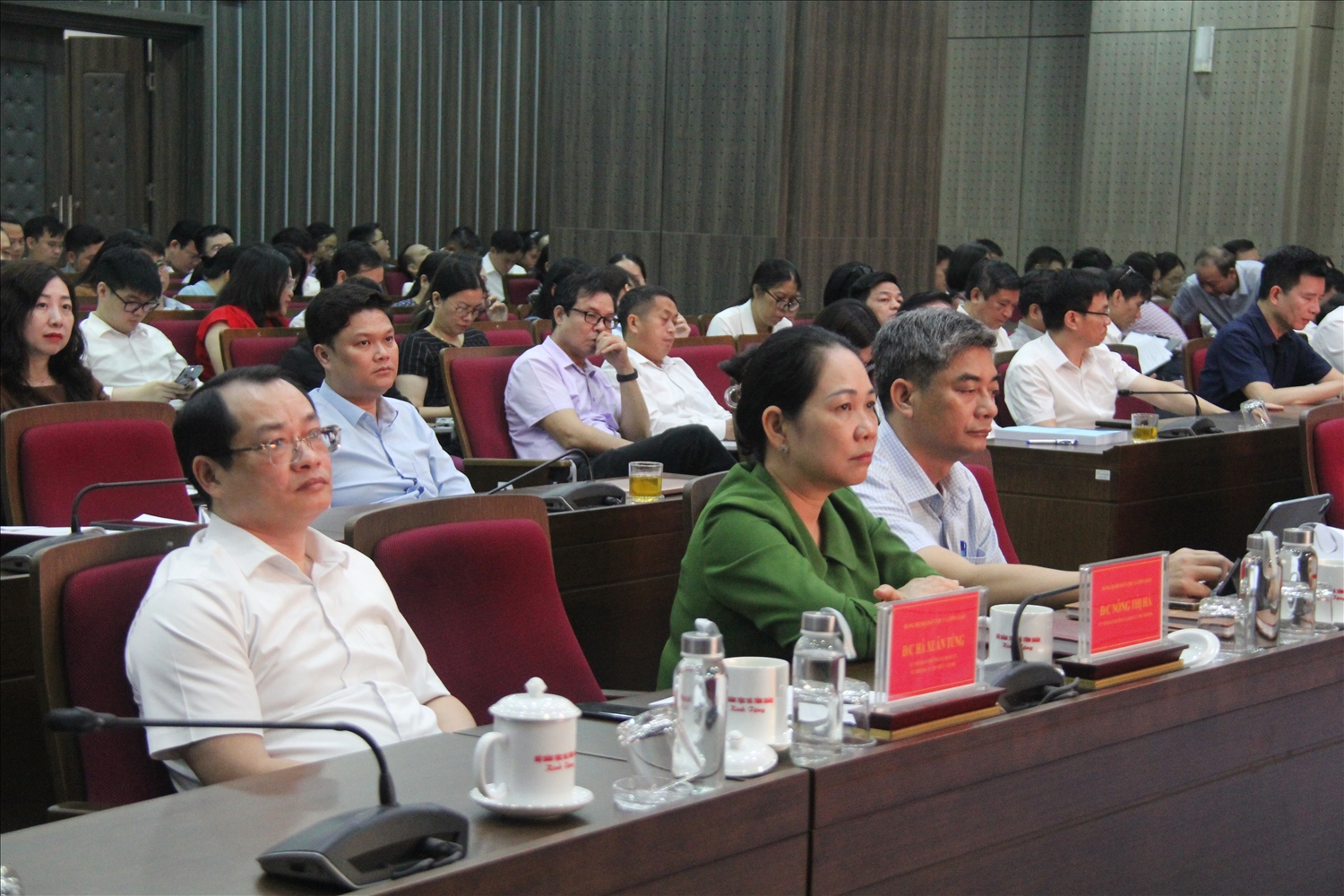 Phó Bí thư Đảng ủy, Thứ trưởng Y Vinh Tơr; Ủy viên Ban Thường vụ, Trưởng Ban Tuyên giáo và Dân vận, Thứ trưởng Nông Thị Hà và các đại biểu dự Hội nghị.