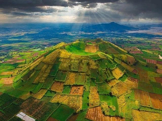 Núi lửa Chư Đăng Ya (Gia Lai) thu hút du khách bởi cảnh quan thiên nhiên hùng vĩ, đặc biệt rực rỡ vào mùa hoa dã quỳ nở