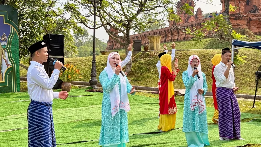 Giới thiệu văn hóa Chăm Islam tỉnh An Giang đến du khách. (Ảnh: Ban tổ chức cung cấp)