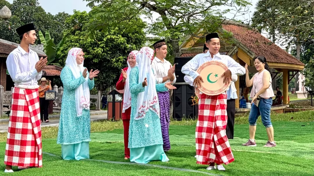Giới thiệu văn hóa Chăm Islam An Giang tại Hà Nội. (Ảnh: Ban tổ chức cung cấp)