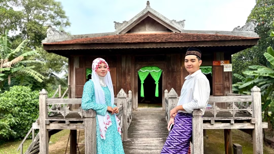 Kiến trúc và trang phục truyền thống của đồng bào Chăm Islam An Giang. (Ảnh: Ban tổ chức cung cấp)