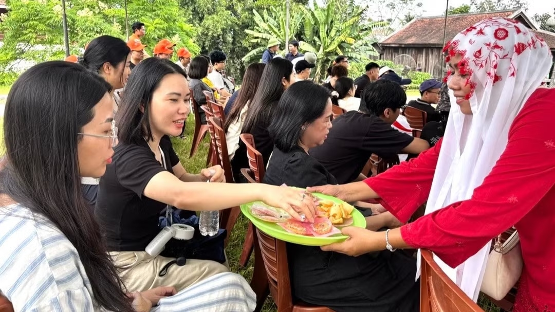 Du khách thưởng thức ẩm thực địa phương. (Ảnh: Ban tổ chức cung cấp)