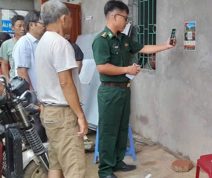 Đồn Biên phòng Cửa khẩu Pác Bó, tỉnh Cao Bằng hướng dẫn người dân sử dụng mã QR để tiếp cận, tìm hiểu các quy định của Luật Phòng, chống mua bán người 