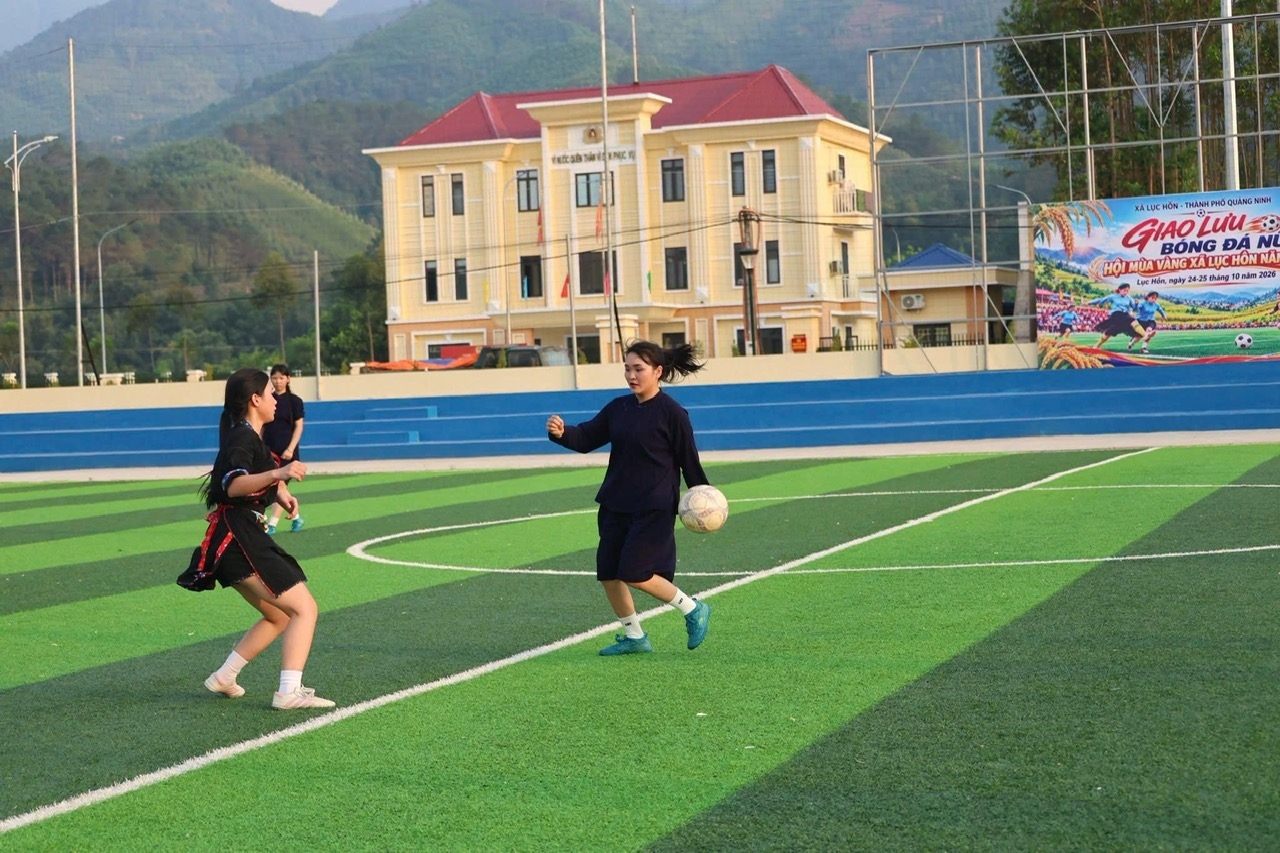 Các vận động viên nữ giao lưu, thi đấu bóng đá sôi nổi tại Hội Mùa vàng Lục Hồn năm 2026
