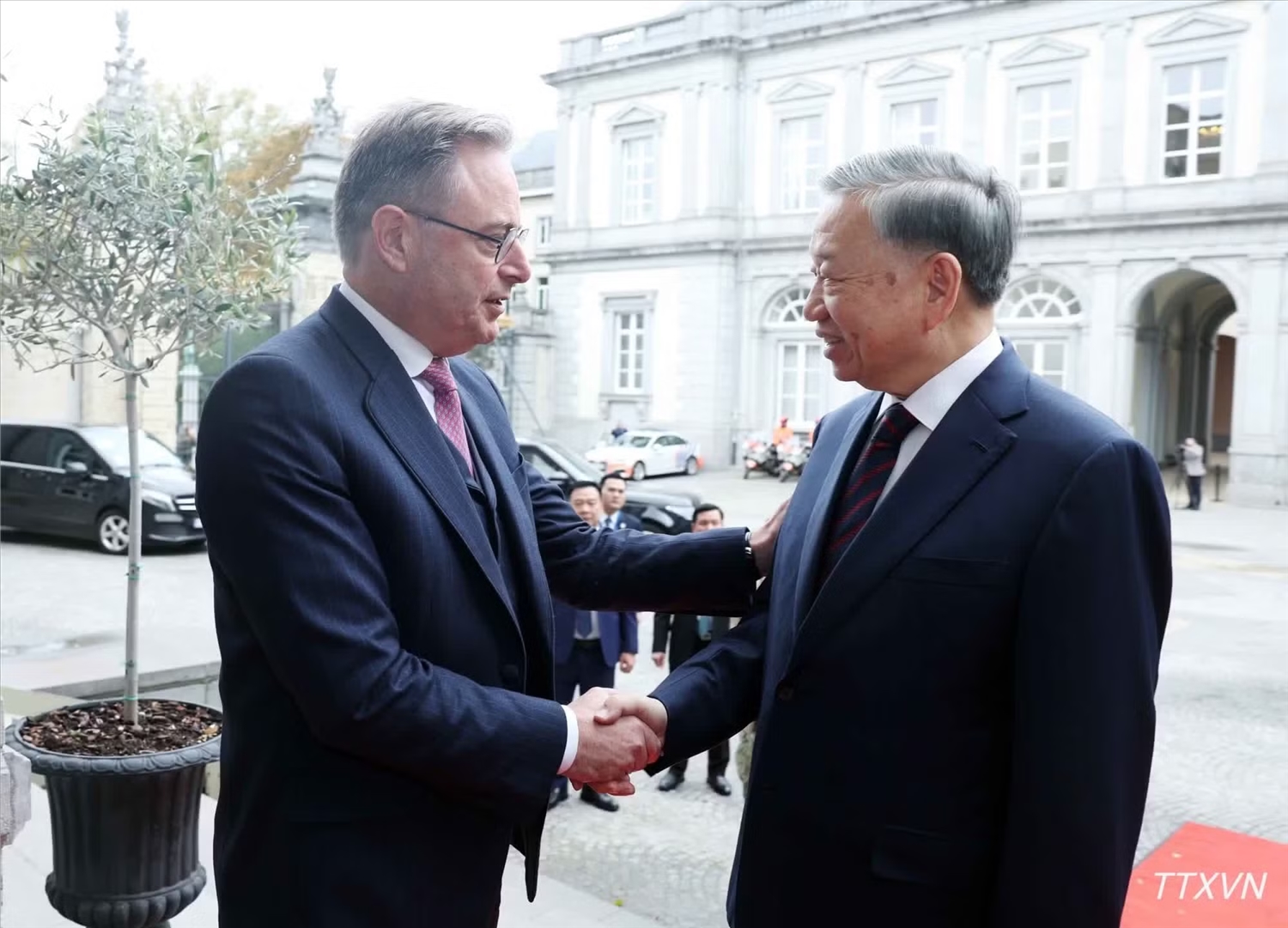 Thủ tướng Bỉ Bart De Wever đón Tổng Bí thư, Chủ tịch nước Tô Lâm. (Ảnh: TTXVN)