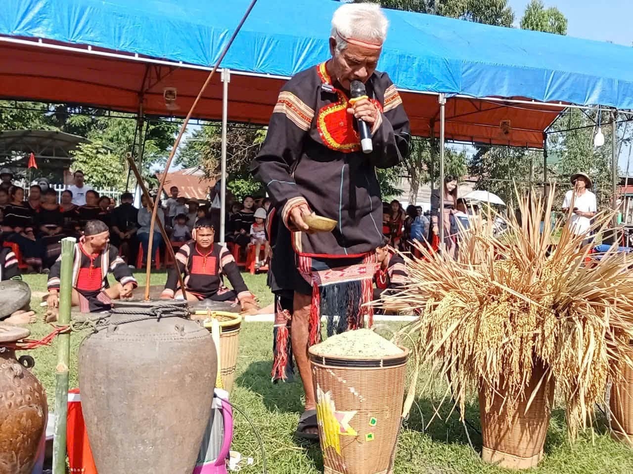 Thầy cúng thay mặt dân làng bày tỏ lòng biết ơn thần linh đã phù hộ cho mùa màng bội thu