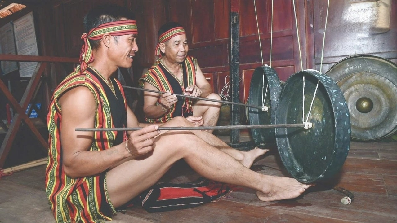 Nghệ nhân A Mưu (bên phải) và nghệ nhân A Dua là những người am hiểu về chiêng Tha