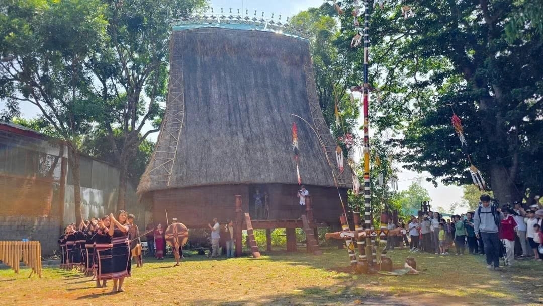 Nhà Rông làng Ơp, phường Pleiku (tỉnh Gia Lai) là không gian sinh hoạt văn hóa chung của cộng đồng người Gia-rai, nơi diễn ra các cuộc hội họp, lễ hội và hoạt động văn hóa truyền thống, góp phần gìn giữ bản sắc dân tộc và kết nối các thế hệ trong buôn làng
