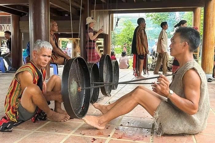 Nghệ nhân người Brâu ở làng Đăk Mế, xã Pờ Y (tỉnh Quảng Ngãi) truyền dạy cách diễn tấu chiêng Tha cho thế hệ trẻ, góp phần gìn giữ và phát huy giá trị di sản văn hóa truyền thống của dân tộc.
