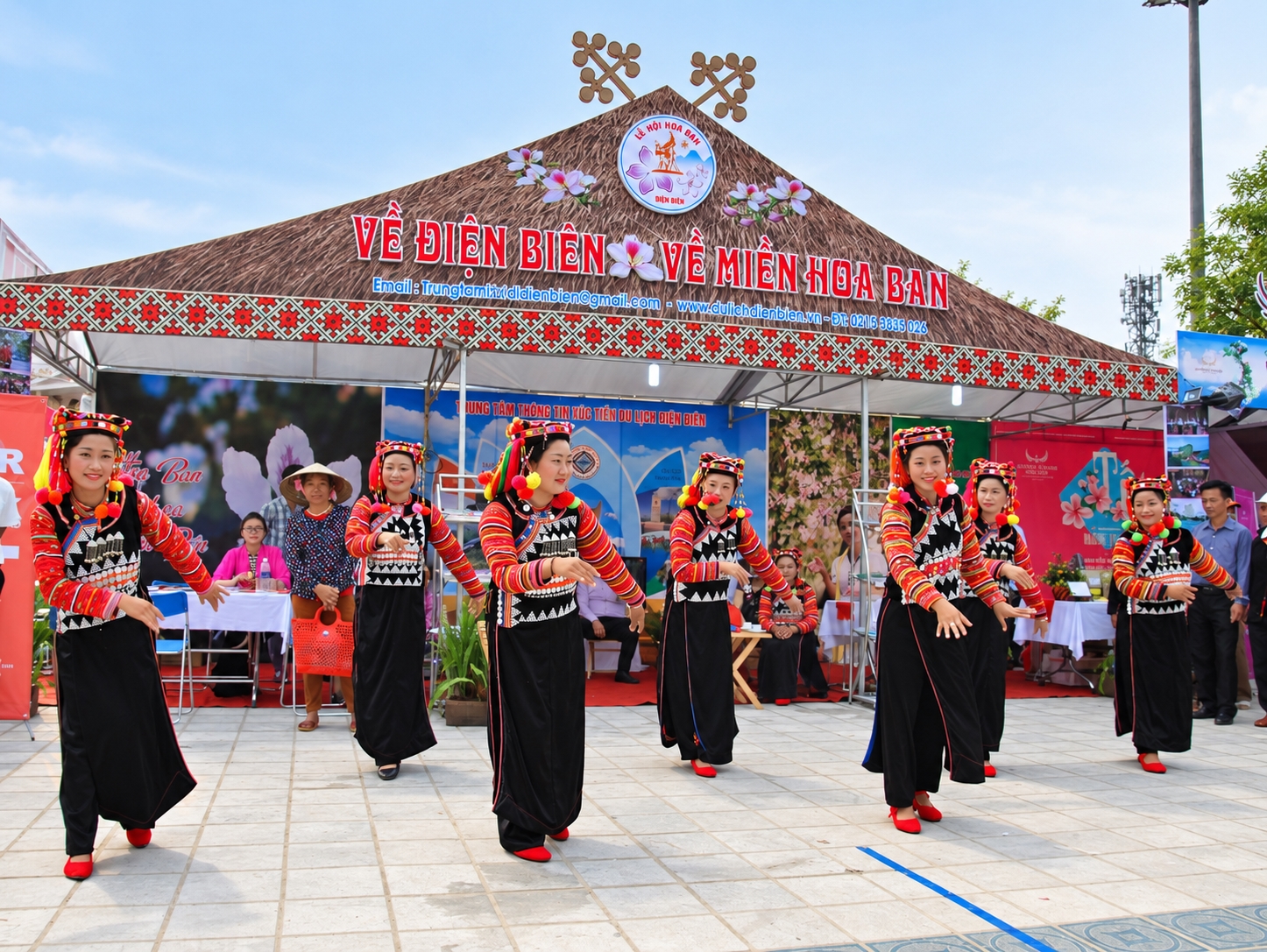 Thiếu nữ Hà Nhì trình diễn vũ điệu hoa ban tại Lễ hội Điện Biên