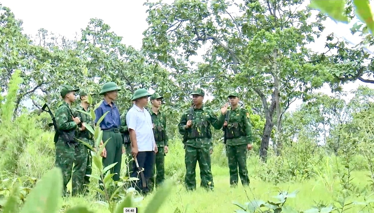 Ông Nông Văn Gióng ở thôn 13, xã Ia Rvê trong một buổi tuần tra biên giới tại địa bàn tỉnh Đắk Lắk