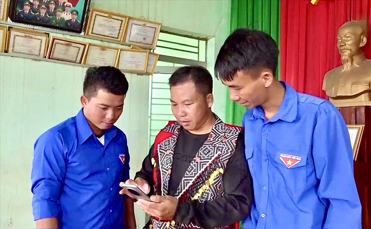 Anh Vàng Seo Giàng (người ở giữa), Trưởng thôn Yang San, xã Ea Ô, Đắk Lắk, am hiểu phong tục, tập quán và lối nghĩ của bà con, từ đó vận dụng linh hoạt vào công tác tuyên truyền, vận động, mang lại hiệu quả thiết thực