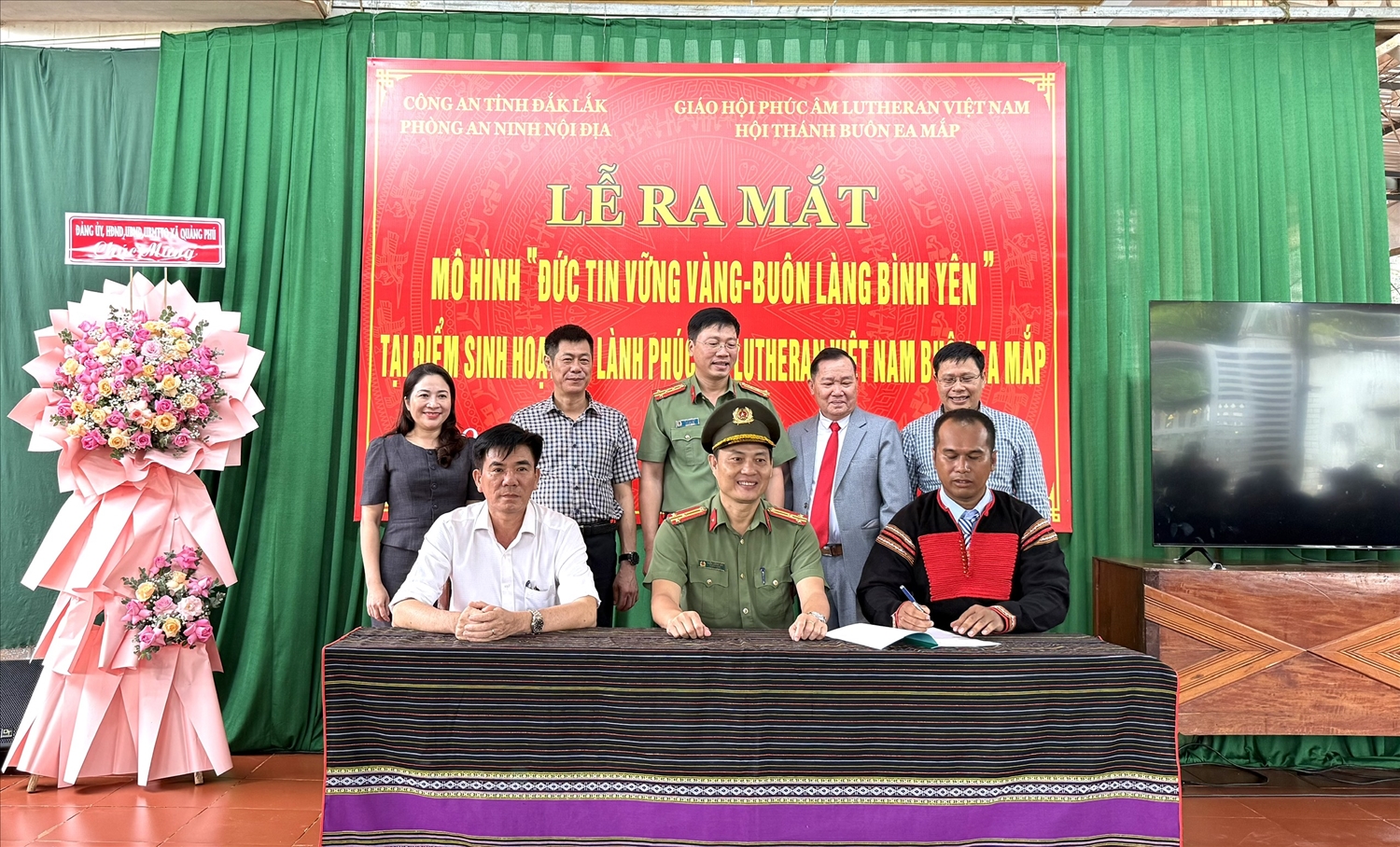 Mô hình “Đức tin vững vàng - Buôn làng bình yên” tại buôn Ea Mắp, xã Quảng Phú đang tạo ra những chuyển biến tích cực, kịp thời xóa bỏ các hoạt động tôn giáo trái phép, góp phần xây dựng khối đại đoàn kết toàn dân vững chắc. (Trong ảnh: Phòng An ninh Nội địa, Công an tỉnh Đắk Lắk, UBND xã Quảng Phú và điểm nhóm Tin lành Phúc âm Lutheran Việt Nam tại buôn Ea Mắp ký cam kết về việc thực hiện các nội dung của mô hình)