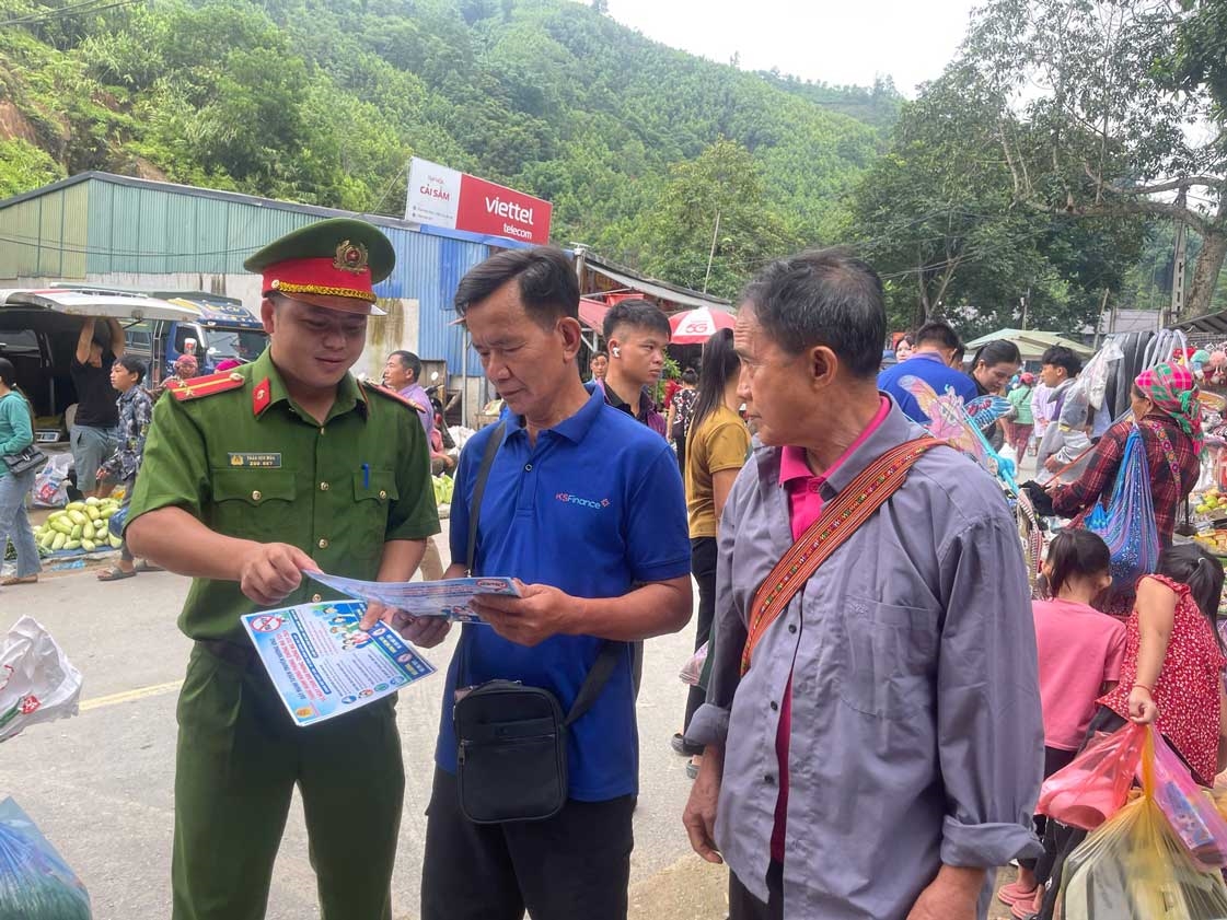 Công an Lào Cai phát tờ rơi tuyền truyền, phổ biến pháp luật cho người dân