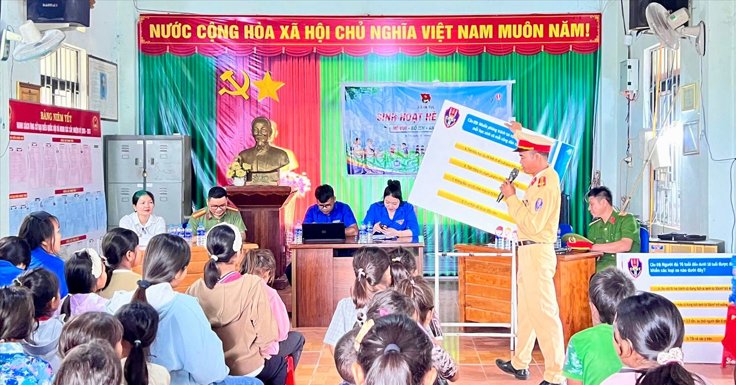 Người dân xã Ia Tul, tỉnh Gia Lai được tuyên truyền, phổ biến pháp luật