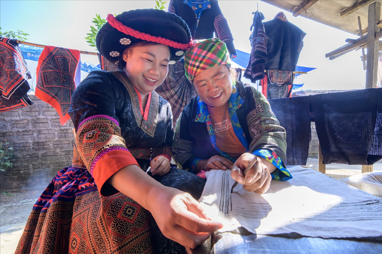 Biểu diễn vẽ hoa văn sáp ong trên vải ở Tù Lu - Tìa Ló