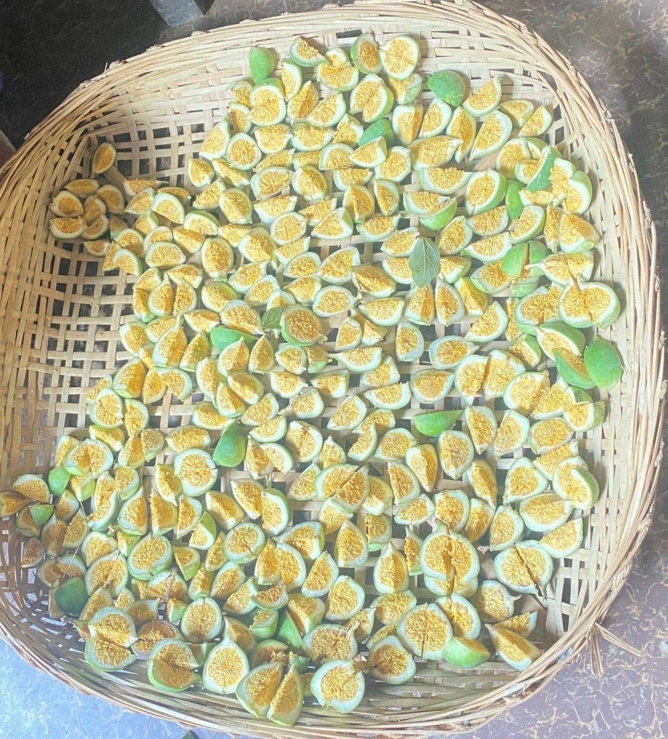Quả mắc púp được phơi khô trước khi làm thạch
