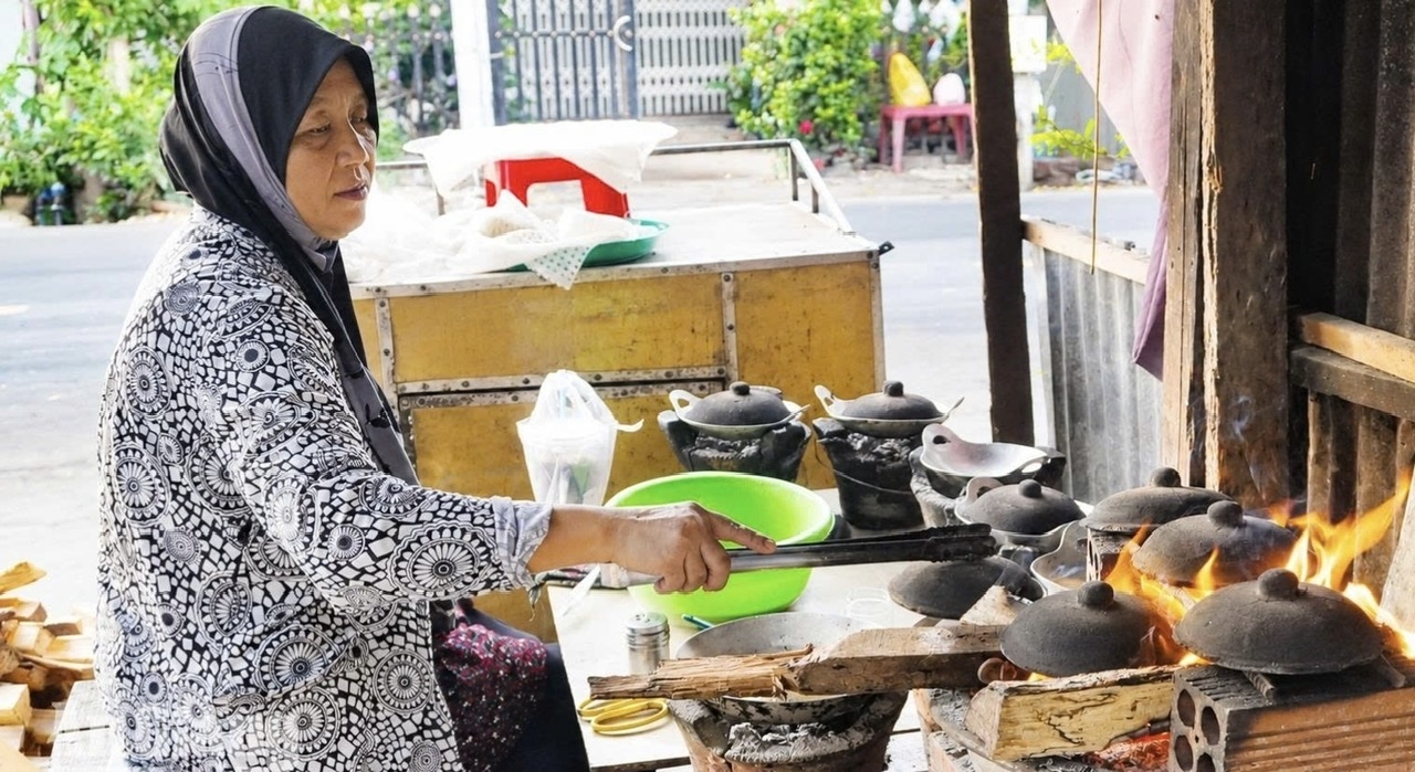 Bà Phao Sy Dah khéo léo chế biến bánh Namparang bằng phương pháp thủ công truyền thống của đồng bào Chăm