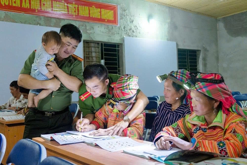 Chiến sĩ Công an tận tình hướng dẫn, uốn nắn từng nét chữ, giúp các học viên vùng cao từng bước làm quen với con chữ