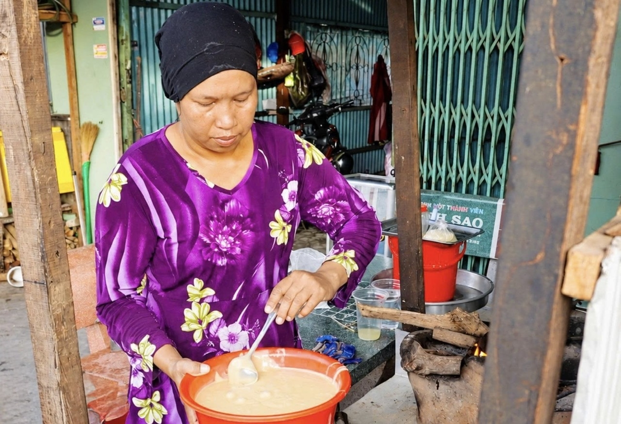 Chị Ali Ha chuẩn bị bột làm bánh Namparang, góp phần gìn giữ và trao truyền nghề làm bánh truyền thống của gia đình