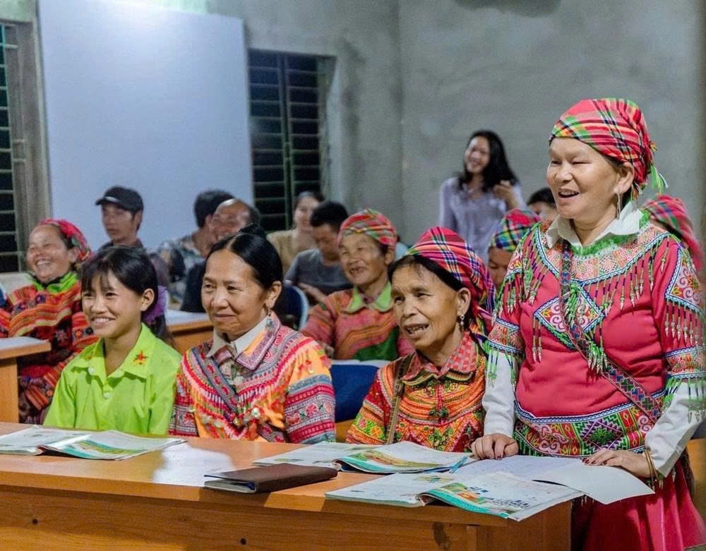 Các học viên hào hứng phát biểu, tích cực tương tác trong giờ học xóa mù chữ tại địa phương