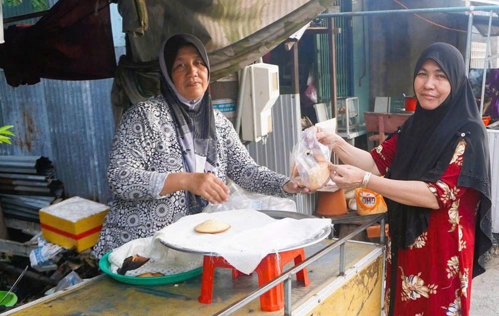Những chiếc bánh Namparang được trao đến khách mua bánh