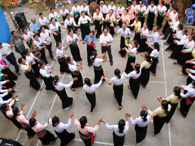 Những điệu múa xòe mềm mại, nhịp nhàng khiến không khí lễ hội trở nên gần gũi hơn