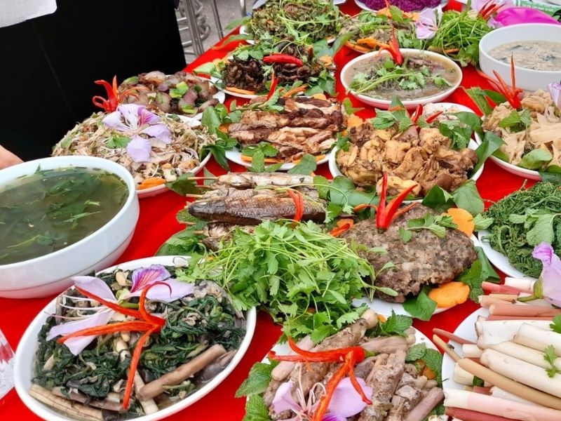 Du khách trải nghiệm ẩm thực miền núi, khám phá hương vị đặc trưng và nét văn hóa ẩm thực truyền thống của đồng bào Thái Trắng vùng Tây Bắc