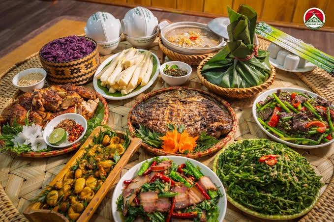 Mâm cơm mời bạn phương xa, có mòn pa pỉnh tộp thơm lừng