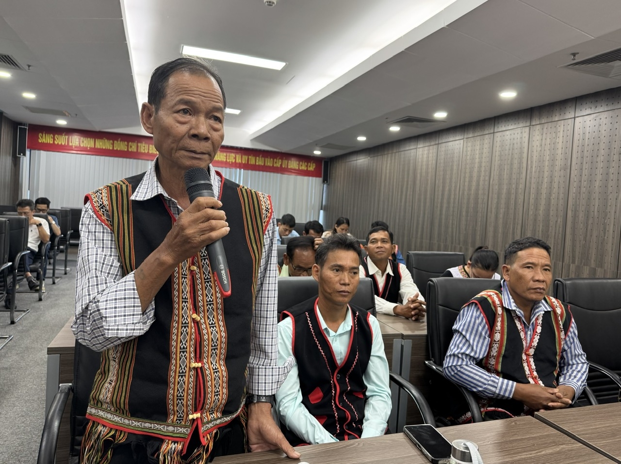 Ông Ya Bá, dân tộc Cơ-ho, Người có uy tín thôn Gòn, xã Lâm Sơn, tỉnh Khánh Hòa phát biểu tại buổi gặp mặt