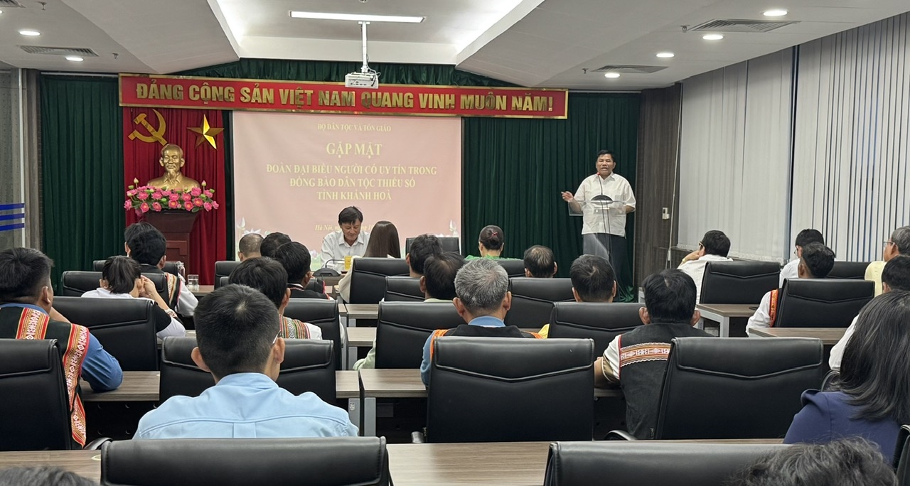 Thứ trưởng Y Thông phát biểu tại buổi gặp mặt và làm việc với Đoàn đại biểu Người có uy tín tiêu biểu trong đồng bào dân tộc thiểu số tỉnh Khánh Hòa.