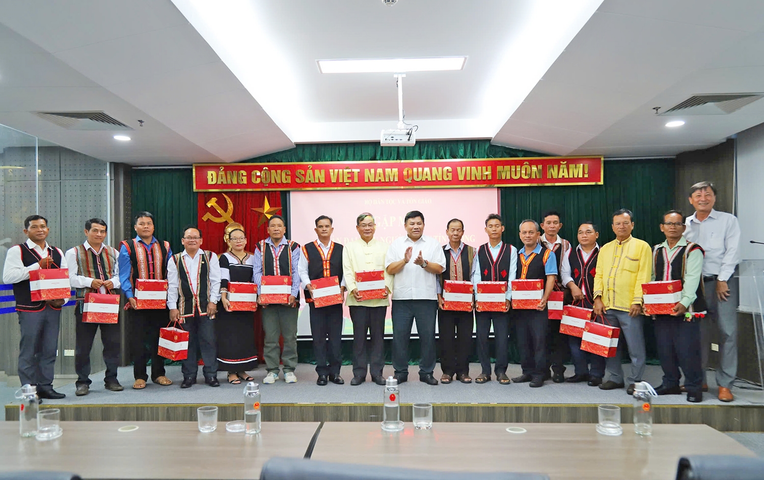 Thứ trưởng Y Thông tặng quà và chụp ảnh lưu niệm cùng các đại biểu Người có uy tín tiêu biểu trong đồng bào dân tộc thiểu số tỉnh Khánh Hòa