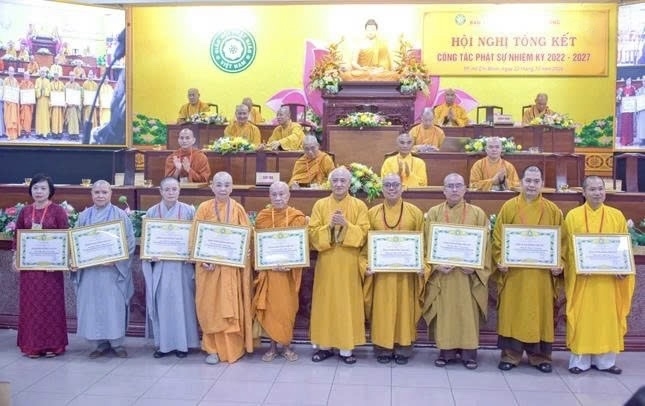Các cá nhân tiêu biểu trong hoạt động Phật sự nhận khen thưởng tại Hội nghị