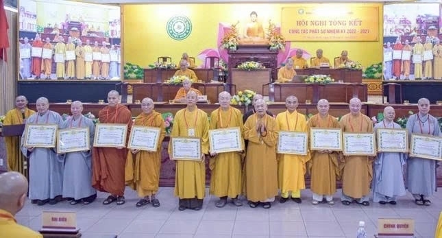Trao tặng Bằng tuyên dương công đức đến tập thể và cá nhân hoàn thành xuất sắc hoạt động Phật sự 