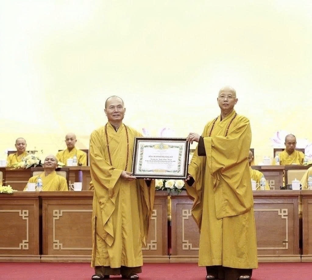 Thượng tọa Thích Minh Thuận nhận Bằng Tuyên dương công đức vì có thành tích xuất sắc trong công tác Phật sự nhiệm kỳ 2022-2027