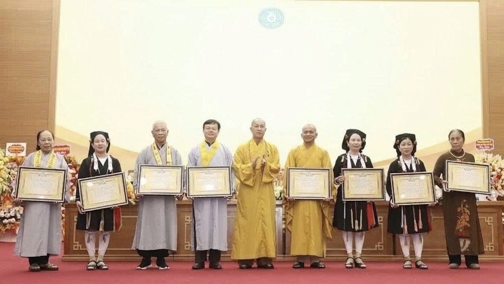 Các tập thể nhận khen thưởng vì có thành tích xuất sắc trong công tác Phật sự nhiệm kỳ 2022-2027