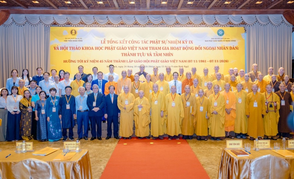 Các đại biểu tham dự Hội thảo chụp ảnh lưu niệm