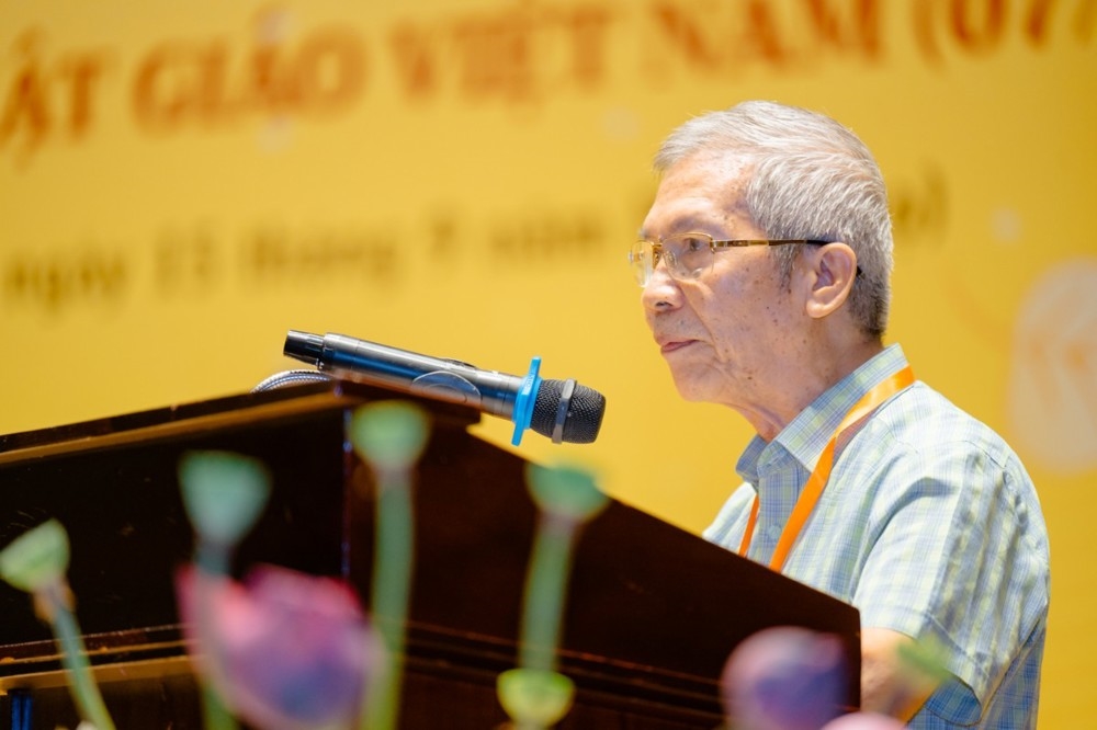 GS.TS. Nguyễn Hùng Hậu phát biểu tham luận tại Hội thảo