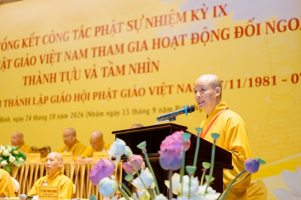 Thượng tọa Thích Minh Quang phát biểu tham luận tại Hội thảo