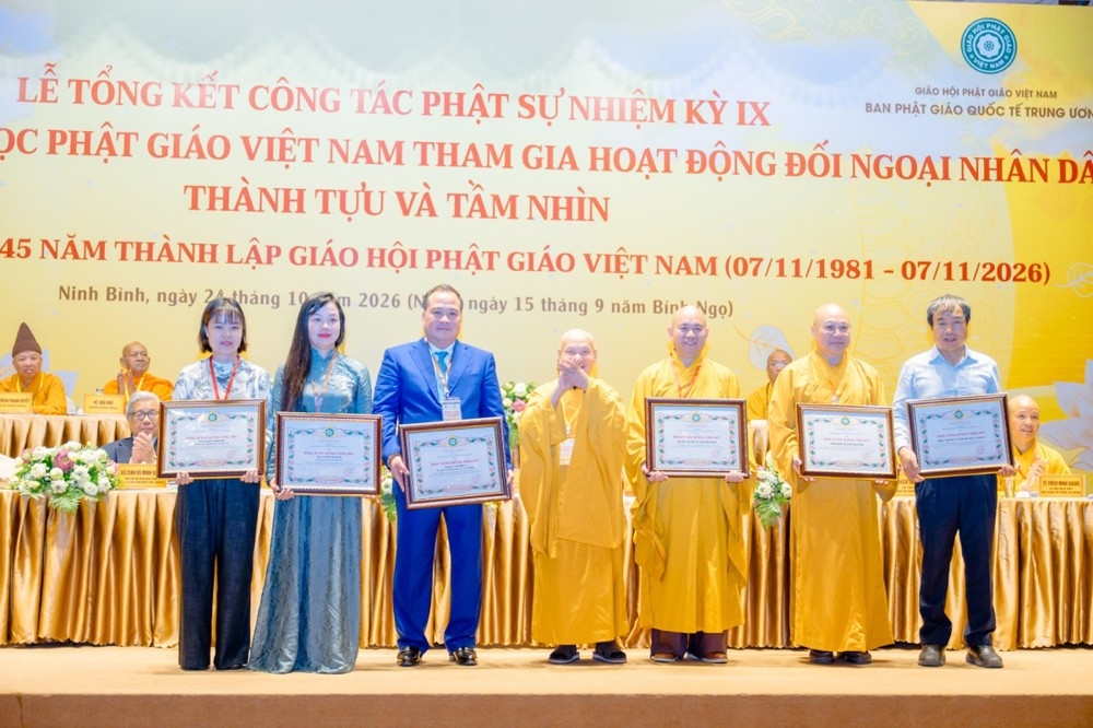 Các tập thể và cá nhân nhận Bằng Tuyên dương công đức của Giáo hội Phật giáo Việt Nam trao tặng