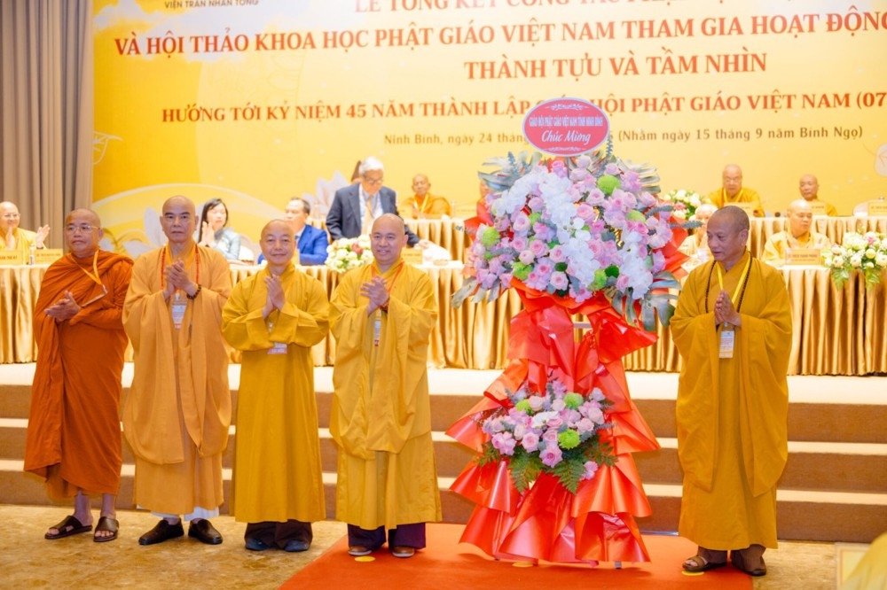 Ban Trị sự Giáo hội Phật giáo Việt Nam tỉnh Ninh Bình tặng hoa chúc mừng Ban Phật giáo Quốc tế Trung ương