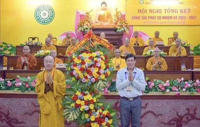 Đại diện Ban Tôn giáo Chính phủ tặng lẵng hoa chúc mừng Hội nghị