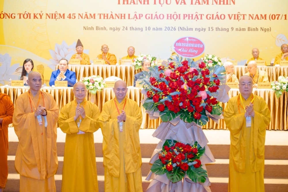Hội đồng Trị sự Giáo hội Phật giáo Việt Nam tỉnh Ninh Bình tặng hoa chúc mừng Ban Phật giáo Quốc tế Trung ương
